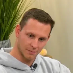 Chase seated playing mid-stakes cash game poker on the Poker At The Lodge livestream.