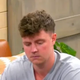 Geeski seated playing mid-stakes cash game poker on the Poker At The Lodge livestream.