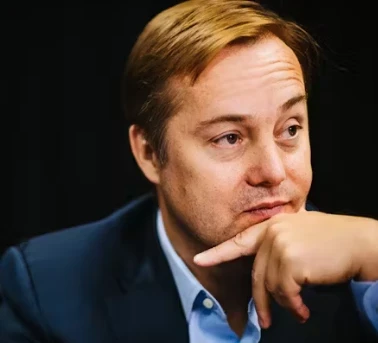 Jason Calacanis seated playing high stakes cash game poker on Poker After Dark.