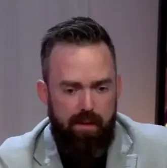 Jered Laurence seated playing high stakes cash game PLO4 poker on the Venetian Poker Live stream.