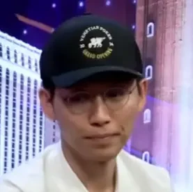 Leon seated playing high stakes cash game poker on the Venetian Poker Live stream.