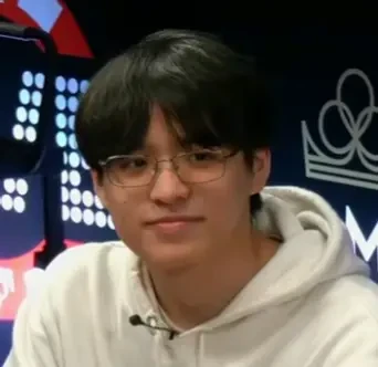 Ryu seated playing mid-stakes cash game poker on the Bally Live Poker livestream.