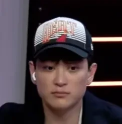 Tiger seated playing high stakes cash game poker on the Venetian Poker Live stream.